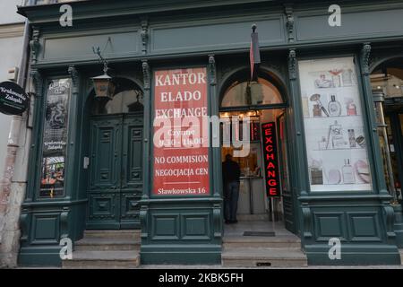 Vue sur un bureau de change dans la vieille ville de Cracovie. L'affaiblissement du zloty polonais contre l'euro se poursuit. Le dernier taux de change indique 1 euros équivaut à 4,48 zloty polonais. Le ministère de la Santé a annoncé 44 nouveaux cas de coronavirus en Pologne, portant le nombre total à 221. Mardi, 17 mars 2020, à Cracovie, en Pologne. (Photo par Artur Widak/NurPhoto) Banque D'Images