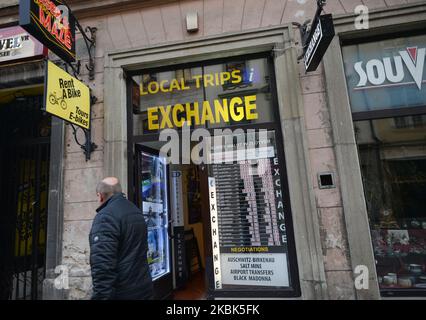 Vue sur un bureau de change dans la vieille ville de Cracovie. L'affaiblissement du zloty polonais contre l'euro se poursuit. Le dernier taux de change indique 1 euros équivaut à 4,48 zloty polonais. Le ministère de la Santé a annoncé 44 nouveaux cas de coronavirus en Pologne, portant le nombre total à 221. Mardi, 17 mars 2020, à Cracovie, en Pologne. (Photo par Artur Widak/NurPhoto) Banque D'Images