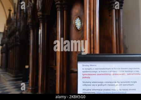 Aucun sacrement de la confession avis en raison de crises de coronavirus vues à l'intérieur de la basilique Sainte-Trinité à Cracovie. Le ministère de la Santé a annoncé 44 nouveaux cas de coronavirus en Pologne, portant le nombre total à 221. Mardi, 17 mars 2020, à Cracovie, en Pologne. (Photo par Artur Widak/NurPhoto) Banque D'Images