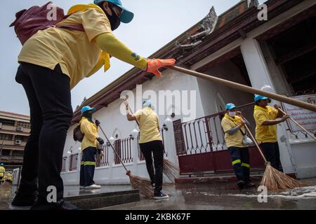 Le personnel de nettoyage balaie le sol pour nettoyer le temple Wat Rakhang Khositaram à Bangkok, à Bangkok, en Thaïlande, sur 18 mars 2020. (Photo de Vachira Vachira/NurPhoto) Banque D'Images