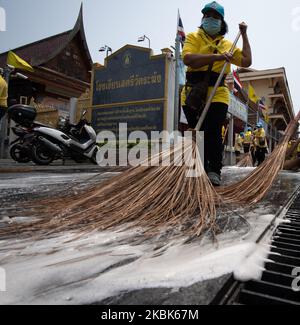 Un personnel de nettoyage balayant le sol pour le nettoyage au temple Wat Rakhang Khositaram à Bangkok, à Bangkok, en Thaïlande, sur 18 mars 2020. (Photo de Vachira Vachira/NurPhoto) Banque D'Images