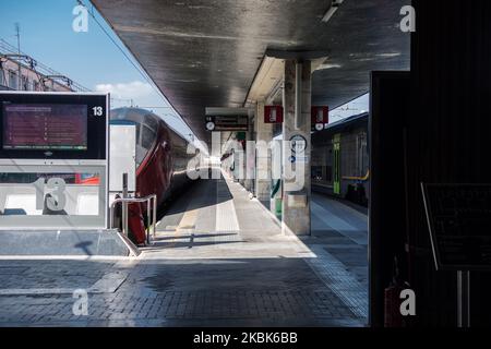 Vue générale de la gare Santa Lucia de Venise, à Venise, en Italie, sur 17 mars 2020. L'Europe est devenue l'épicentre de l'épidémie de COVID-19, avec un tiers des cas signalés à l'échelle mondiale provenant maintenant de la région. (Photo de Massimo Bertolini/NurPhoto) Banque D'Images