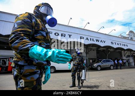 Les officiers de la Force aérienne sri-lankaise sont prêts à vaporiser du liquide désinfectant à la gare principale de fort à Colombo, au Sri Lanka, sur 18 mars 2020. Le Sri Lanka a 50 cas positifs pour le virus Covid-19 (Corona virus) jusqu'à présent, selon le Dr Anil Jasinghe, directeur général des services de santé du Sri Lanka. Le porte-parole de la police sri-lankaise a déclaré que le gouvernement sri-lankaise avait décidé d'imposer le couvre-feu de la police dans le district de Puttalam et dans la division de police de Kochchikade à Negombo le 18 mars 2020 pour freiner la propagation du virus Covid-19. (Photo de Thharaka Basnayaka/NurPhoto) Banque D'Images