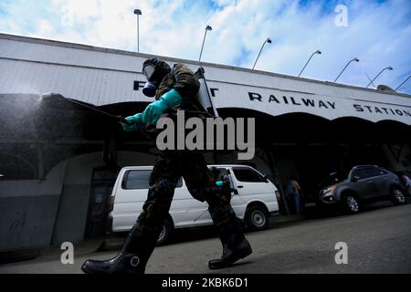 Des agents de la Force aérienne sri-lankaise vaporent du liquide désinfectant à la gare principale de fort à Colombo, au Sri Lanka, sur 18 mars 2020. Le Sri Lanka a 50 cas positifs pour le virus Covid-19 (Corona virus) jusqu'à présent, selon le Dr Anil Jasinghe, directeur général des services de santé du Sri Lanka. Le porte-parole de la police sri-lankaise a déclaré que le gouvernement sri-lankaise avait décidé d'imposer le couvre-feu de la police dans le district de Puttalam et dans la division de police de Kochchikade à Negombo le 18 mars 2020 pour freiner la propagation du virus Covid-19. (Photo de Thharaka Basnayaka/NurPhoto) Banque D'Images