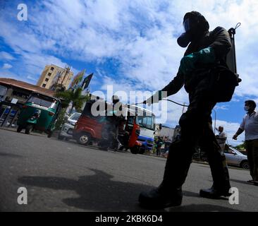 Des agents de la Force aérienne sri-lankaise vaporent du liquide désinfectant à la gare principale de fort à Colombo, au Sri Lanka, sur 18 mars 2020. Le Sri Lanka a 50 cas positifs pour le virus Covid-19 (Corona virus) jusqu'à présent, selon le Dr Anil Jasinghe, directeur général des services de santé du Sri Lanka. Le porte-parole de la police sri-lankaise a déclaré que le gouvernement sri-lankaise avait décidé d'imposer le couvre-feu de la police dans le district de Puttalam et dans la division de police de Kochchikade à Negombo le 18 mars 2020 pour freiner la propagation du virus Covid-19. (Photo de Thharaka Basnayaka/NurPhoto) Banque D'Images