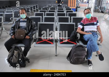 Les responsables des trains mettent des autocollants en croix sur les chaises d'attente à la gare de Pasar Senen, Jakarta, Le 19,2020 mars, l'activité consiste à fournir un panneau limitant aux utilisateurs de chemins de fer afin de pouvoir garder leur distance des autres passagers dans un effort de mettre en œuvre des appels de distanciation sociale pour empêcher la propagation du virus corona (covid-19) et de vérifier la température corporelle des passagers potentiels Dans le quartier de la gare de Pasar Senen. (Photo de Dasril Roszandi/NurPhoto) Banque D'Images