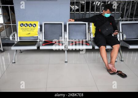 Les responsables des trains mettent des autocollants en croix sur les chaises d'attente à la gare de Pasar Senen, Jakarta, Le 19,2020 mars, l'activité consiste à fournir un panneau limitant aux utilisateurs de chemins de fer afin de pouvoir garder leur distance des autres passagers dans un effort de mettre en œuvre des appels de distanciation sociale pour empêcher la propagation du virus corona (covid-19) et de vérifier la température corporelle des passagers potentiels Dans le quartier de la gare de Pasar Senen. (Photo de Dasril Roszandi/NurPhoto) Banque D'Images
