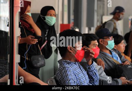 Les responsables des trains mettent des autocollants en croix sur les chaises d'attente à la gare de Pasar Senen, Jakarta, Le 19,2020 mars, l'activité consiste à fournir un panneau limitant aux utilisateurs de chemins de fer afin de pouvoir garder leur distance des autres passagers dans un effort de mettre en œuvre des appels de distanciation sociale pour empêcher la propagation du virus corona (covid-19) et de vérifier la température corporelle des passagers potentiels Dans le quartier de la gare de Pasar Senen. (Photo de Dasril Roszandi/NurPhoto) Banque D'Images
