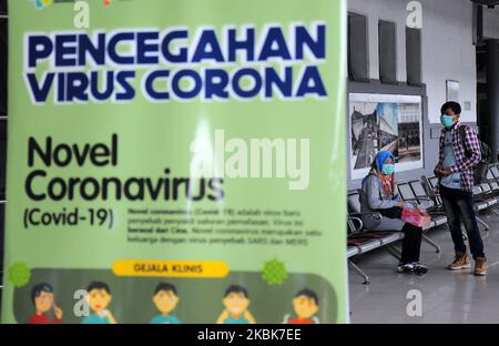 Les responsables des trains mettent des autocollants en croix sur les chaises d'attente à la gare de Pasar Senen, Jakarta, Le 19,2020 mars, l'activité consiste à fournir un panneau limitant aux utilisateurs de chemins de fer afin de pouvoir garder leur distance des autres passagers dans un effort de mettre en œuvre des appels de distanciation sociale pour empêcher la propagation du virus corona (covid-19) et de vérifier la température corporelle des passagers potentiels Dans le quartier de la gare de Pasar Senen. (Photo de Dasril Roszandi/NurPhoto) Banque D'Images