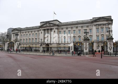 Vue générale sur un centre commercial vide et Buckingham Palace, Londres sur 19 mars 2020. Transport pour Londres a annoncé la fermeture de 40 stations au maximum, car les fonctionnaires ont conseillé de ne pas voyager de manière non essentielle. Les bus et le service terrestre de Londres seront également réduits. (Photo par Alberto Pezzali/NurPhoto) Banque D'Images