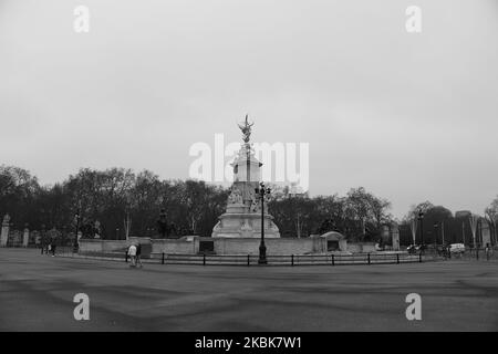 Vue générale sur un centre commercial vide et Buckingham Palace, Londres sur 19 mars 2020. Transport pour Londres a annoncé la fermeture de 40 stations au maximum, car les fonctionnaires ont conseillé de ne pas voyager de manière non essentielle. Les bus et le service terrestre de Londres seront également réduits. (Photo par Alberto Pezzali/NurPhoto) Banque D'Images