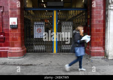 Vue générale de la gare de Goodge Street qui a été temporairement fermée, Londres sur 19 mars 2020. Transport pour Londres a annoncé la fermeture de 40 stations au maximum, car les fonctionnaires ont conseillé de ne pas voyager de manière non essentielle. Les bus et le service terrestre de Londres seront également réduits. (Photo par Alberto Pezzali/NurPhoto) Banque D'Images