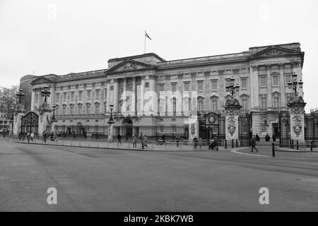 Vue générale sur un centre commercial vide et Buckingham Palace, Londres sur 19 mars 2020. Transport pour Londres a annoncé la fermeture de 40 stations au maximum, car les fonctionnaires ont conseillé de ne pas voyager de manière non essentielle. Les bus et le service terrestre de Londres seront également réduits. (Photo par Alberto Pezzali/NurPhoto) Banque D'Images