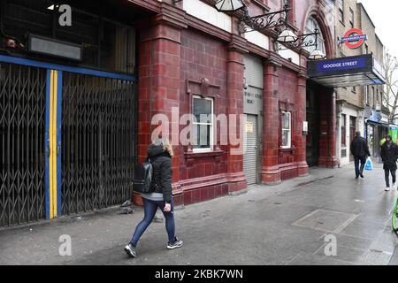 Vue générale de la gare de Goodge Street qui a été temporairement fermée, Londres sur 19 mars 2020. Transport pour Londres a annoncé la fermeture de 40 stations au maximum, car les fonctionnaires ont conseillé de ne pas voyager de manière non essentielle. Les bus et le service terrestre de Londres seront également réduits. (Photo par Alberto Pezzali/NurPhoto) Banque D'Images