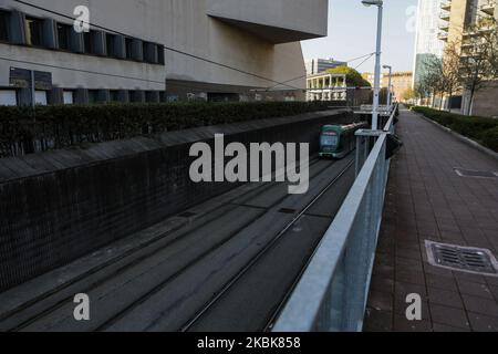 Une vue générale du quartier de Bicocca sur 19 mars 2020 à Milan, Italie. Le printemps fleurit dans les banlieues alors que le gouvernement italien continue à appliquer les mesures de confinement à l'échelle nationale pour contrôler la propagation de la COVID-19. (Photo par Mairo Cinquetti/NurPhoto) Banque D'Images