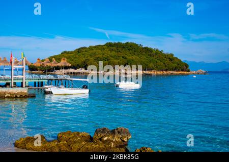 Baie dans le Ksamil avec des navires et des îles. Mer Ionienne en Albanie Banque D'Images