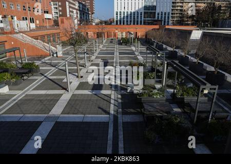 Une vue générale du quartier de Bicocca sur 19 mars 2020 à Milan, Italie. Le printemps fleurit dans les banlieues alors que le gouvernement italien continue à appliquer les mesures de confinement à l'échelle nationale pour contrôler la propagation de la COVID-19. (Photo par Mairo Cinquetti/NurPhoto) Banque D'Images