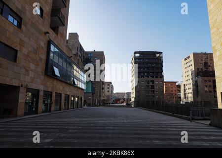 Une vue générale du quartier de Bicocca sur 19 mars 2020 à Milan, Italie. Le printemps fleurit dans les banlieues alors que le gouvernement italien continue à appliquer les mesures de confinement à l'échelle nationale pour contrôler la propagation de la COVID-19. (Photo par Mairo Cinquetti/NurPhoto) Banque D'Images