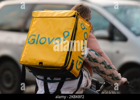 Un currier Glovo vu à Cracovie. Le ministère de la Santé a annoncé 68 nouveaux cas de coronavirus en Pologne, portant le nombre total à 355. Jeudi, 19 mars 2020, à Cracovie, en Pologne. (Photo par Artur Widak/NurPhoto) Banque D'Images