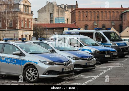 Véhicules de police vus à l'extérieur du poste de police de Kazimierz-Cracovie. Le ministère de la Santé a annoncé 68 nouveaux cas de coronavirus en Pologne, portant le nombre total à 355. Jeudi, 19 mars 2020, à Cracovie, en Pologne. (Photo par Artur Widak/NurPhoto) Banque D'Images