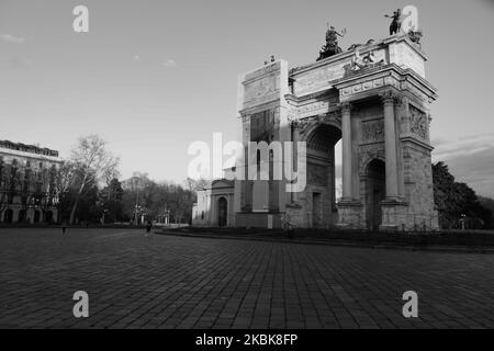 (NOTE DE L'ÉDITEUR : cette image a été convertie en noir et blanc.) Vue générale du quartier de Sempione et de l'Arco della Pace pendant l'urgence du coronavirus, 19 mars 2020 à Milan, Italie. Le gouvernement italien a renforcé ses règles de quarantaine, mettant fin à toutes les activités commerciales, à l'exception des pharmacies, des magasins d'alimentation, des stations-service, des magasins de tabac et des kiosques d'information, afin d'empêcher la propagation du nouveau coronavirus. (Photo par Mairo Cinquetti/NurPhoto) Banque D'Images