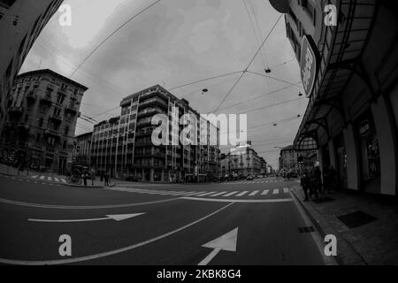 (NOTE DE L'ÉDITEUR : cette image a été convertie en noir et blanc.) Vue générale du Corso Buenos Aires pendant l'urgence du coronavirus, 19 mars 2020 à Milan, Italie. Le gouvernement italien a renforcé ses règles de quarantaine, mettant fin à toutes les activités commerciales, à l'exception des pharmacies, des magasins d'alimentation, des stations-service, des magasins de tabac et des kiosques d'information, afin d'empêcher la propagation du nouveau coronavirus. (Photo par Mairo Cinquetti/NurPhoto) Banque D'Images