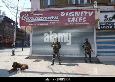 Les soldats paramilitaires indiens restent en garde dans un marché fermé à Srinagar après que les autorités gouvernementales aient imposé des restrictions strictes au Cachemire sur 20 mars,2020. Des restrictions strictes ont été imposées par les autorités dans la vallée du Cachemire pour freiner la propagation du coronavirus COVID-19 après que le premier cas positif de coronavirus a été signalé dans la ville principale de Srinagar. (Photo par Faisal Khan/NurPhoto) Banque D'Images