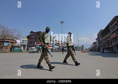 Des soldats paramilitaires indiens patrouillent dans un marché fermé à Srinagar après que les autorités gouvernementales aient imposé des restrictions strictes au Cachemire sur 20 mars,2020. Des restrictions strictes ont été imposées par les autorités dans la vallée du Cachemire pour freiner la propagation du coronavirus COVID-19 après que le premier cas positif de coronavirus a été signalé dans la ville principale de Srinagar. (Photo par Faisal Khan/NurPhoto) Banque D'Images