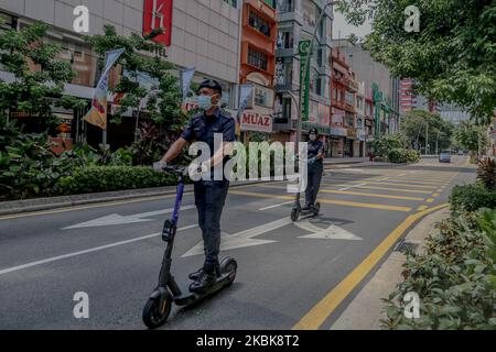 Des policiers patrouillent sur un scooter à Kuala Lumpur, sur 20 mars 2020, alors que la Malaisie entre dans le troisième jour d'un arrêt de deux semaines pour combattre l'épidémie de Covid-19. (Photo de Mohd Daud/NurPhoto) Banque D'Images