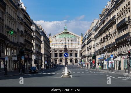 La célèbre avenue de l'opéra dans le centre-ville est vide dans le contexte de l'endiguement national à la suite de l'épidémie de virus corona à Paris, en France, sur 18 mars 2020. (Photo par Emeric Fohlen/NurPhoto) Banque D'Images