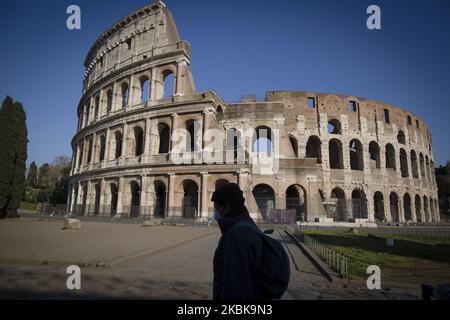 Un homme portant un masque facial protecteur se promène dans la zone déserte du monument du Colisée à Rome, sur 20 mars, 2020 pendant le confinement du pays dans la nouvelle crise du coronavirus.l'Italie a imposé la fermeture de tous les magasins à l'exception des pharmacies et des magasins d'alimentation dans une tentative désespérée de contrôler le coronavirus COVID-19 mortel qui a tué 4032 000 jusqu'à maintenant. (Photo de Christian Minelli/NurPhoto) Banque D'Images