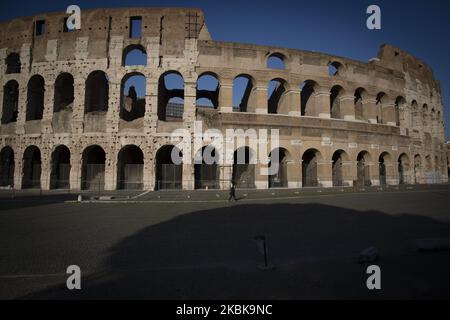 Un homme marche à côté de la zone déserte du monument du Colisée à Rome, sur 20 mars, 2020 pendant le confinement du pays dans la nouvelle crise du coronavirus.l'Italie a imposé la fermeture de tous les magasins à l'exception des pharmacies et des magasins d'alimentation dans une tentative désespérée de contrôler le coronavirus COVID-19 mortel qui a tué 4032 000 jusqu'à maintenant. (Photo de Christian Minelli/NurPhoto) Banque D'Images