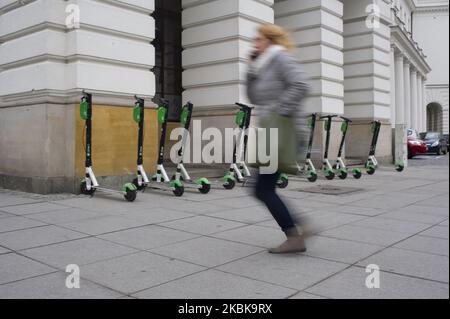 Une femme marche à côté de scooters en stationnement sur 20 mars 2020 à Varsovie, en Pologne. La vie quotidienne pendant la quarantaine CoVid-19 à Varsovie. (Photo par Aleksander Kalka/NurPhoto) Banque D'Images