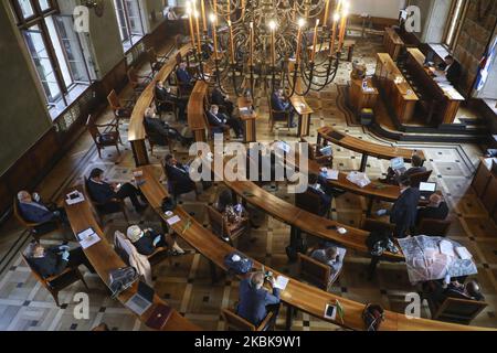 Les membres du Conseil municipal de Cracovie portent des masques et des gants de protection en raison de la propagation du coronavirus, tout en assistant à une session spéciale à l'Hôtel de ville de Cracovie, en Pologne, sur 20 mars 2020. Depuis le 13 mars, le pays est dans un état de « menace épidémique ». Ce statut a maintenant été transformé en « état d'épidémie » qui permettra aux autorités de transférer, par exemple, du personnel médical et d'autres agents du gouvernement et d'imposer des limites aux transports. (Photo de Beata Zawrzel/NurPhoto) Banque D'Images