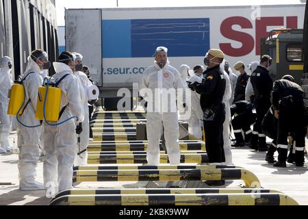 Des membres de l'UME (unité d'urgence militaire) de l'armée espagnole désinfectent les installations du port de Barcelone dans le cadre de la crise du coronavirus COVID-19 à Barcelone, en Catalogne, en Espagne, sur 20 mars 2020 (photo de Miquel Llop/NurPhoto) Banque D'Images