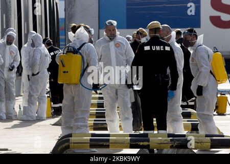 Des membres de l'UME (unité d'urgence militaire) de l'armée espagnole désinfectent les installations du port de Barcelone dans le cadre de la crise du coronavirus COVID-19 à Barcelone, en Catalogne, en Espagne, sur 20 mars 2020 (photo de Miquel Llop/NurPhoto) Banque D'Images