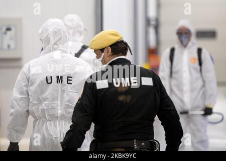 Des membres de l'UME (unité d'urgence militaire) de l'armée espagnole désinfectent les installations du port de Barcelone dans le cadre de la crise du coronavirus COVID-19 à Barcelone, en Catalogne, en Espagne, sur 20 mars 2020 (photo de Miquel Llop/NurPhoto) Banque D'Images