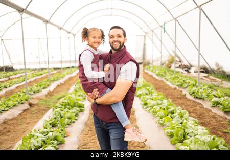 L'agriculture, l'élevage en serre et l'homme avec enfant dans une ferme de démarrage durable. Développement durable, croissance et petite entreprise, DAD agro Farmer avec heureux Banque D'Images