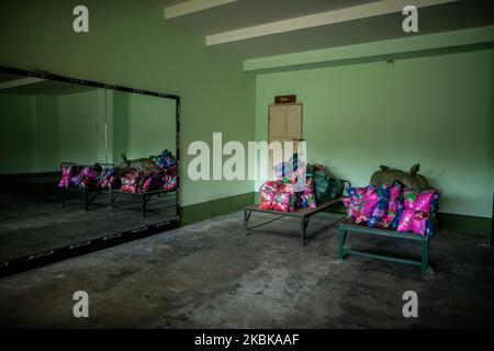 Des coussins et des couvertures sont placés sur le lit à l'intérieur des installations de quarantaine du gouvernement Préparez-vous pour les citoyens du Myanmar qui entrent dans le pays depuis l'étranger au stade intérieur Thein Phyu à Yangon, au Myanmar sur 21 mars 2020. Le Myanmar n'a signalé aucun cas de coranavirus à partir de 20 mars. (Photo de Shwe Paw Mya Tin/NurPhoto) Banque D'Images