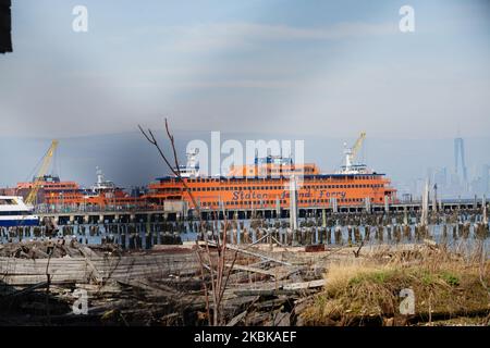 Le célèbre ferry orange de Staten Island à New York, reliant le port de Lower Manhattan, est pratiquement vide, tandis qu'un centre de traversée de coronavirus a été établi dans la zone South Beach de Staten Island, dans l'État de New York, aux États-Unis, sur 21 mars 2020. (Photo de John Nacion/NurPhoto) Banque D'Images