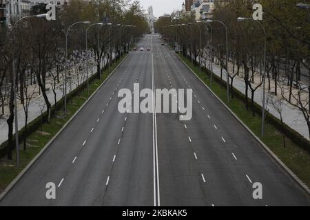 La rue Paseo de la Castellana est presque vide pendant l'urgence du coronavirus en Espagne, à Madrid, en Espagne, sur 20 mars 2020. L'Europe est devenue l'épicentre de l'épidémie de COVID-19, avec un tiers des cas signalés à l'échelle mondiale provenant maintenant de la région. (Photo de Guillermo Santos/NurPhoto) Banque D'Images