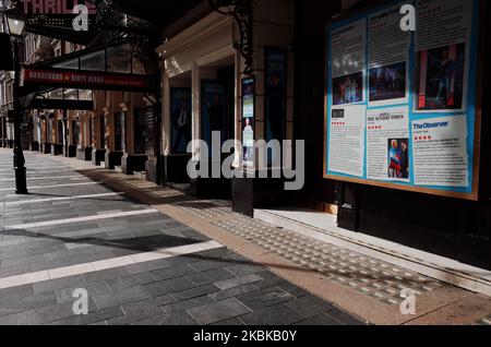 Le Lyric Theatre, qui montre habituellement la comédie musicale Michael Jackson « Thriller Live », se dresse sur une avenue déserte de Shaftesbury à Londres, en Angleterre, sur 21 mars 2020. Une grande partie du centre de Londres était pratiquement vide aujourd’hui, un jour après que le Premier ministre britannique Boris Johnson ait ordonné la fermeture de tous les pubs, bars, cafés et restaurants du pays. Cette décision constitue un renforcement des mesures visant à faire respecter la « distanciation sociale » qui est pressée pour les citoyens de réduire la croissance des infections au coronavirus covid-19. Des boîtes de nuit, des théâtres, des cinémas, des salles de sport et des centres de loisirs ont également été commandés fermés. Quelques boutiques Banque D'Images