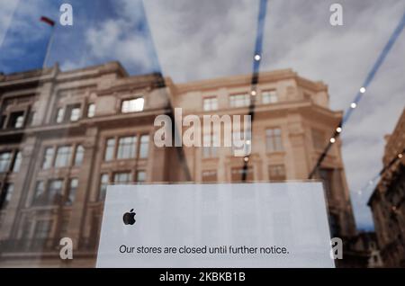 Un avis informe les clients de la fermeture en cours du magasin phare d'Apple sur Regent Street à Londres, en Angleterre, sur 21 mars 2020. Tous les magasins Apple du monde entier, autres que ceux en Chine, sont actuellement fermés pour des raisons de coronavirus. Une grande partie du centre de Londres était pratiquement vide aujourd’hui, un jour après que le Premier ministre britannique Boris Johnson ait ordonné la fermeture de tous les pubs, bars, cafés et restaurants du pays. Cette décision constitue un renforcement des mesures visant à faire respecter la « distanciation sociale » qui est pressée pour les citoyens de réduire la croissance des infections au coronavirus covid-19. Boîtes de nuit, le Banque D'Images