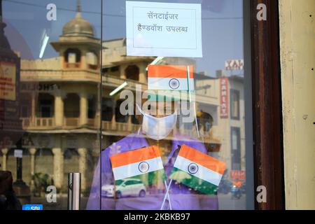 Un homme porte un masque comme il regarde à l'extérieur de la boutique fermée , dans le sillage du nouveau mortel coronavirus à Jaipur, Rajasthan, Inde, sur 21 mars 2020. (Photo de Vishal Bhatnagar/NurPhoto) Banque D'Images