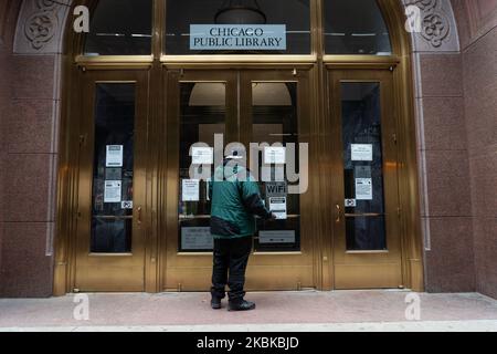 Un homme qui tente d'entrer dans le centre de bibliothèque Harold Washington sur 21 mars 2020 découvre que toutes les succursales de la bibliothèque publique de Chicago sont fermées jusqu'à 7 avril en raison d'une commande de séjour à la maison annoncée vendredi par Illinois Gov. J.B. Pritzker pour ralentir la propagation de COVID-19. Cet ordre de séjour à la maison permet toujours aux gens de sortir pour faire des courses, marcher des chiens et d'autres tâches essentielles. (Photo de Max Herman/NurPhoto) Banque D'Images