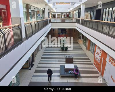 Fermeture de magasins vus dans un centre commercial vide à Toronto, Ontario, Canada sur 21 mars 2020. Les détaillants des centres commerciaux du Canada ont fermé leurs magasins en raison de l'éclosion du nouveau coronavirus (COVID-19). De nombreux centres commerciaux limitent l'accès à seulement 50 visiteurs à la fois. (Photo de Creative Touch Imaging Ltd./NurPhoto) Banque D'Images