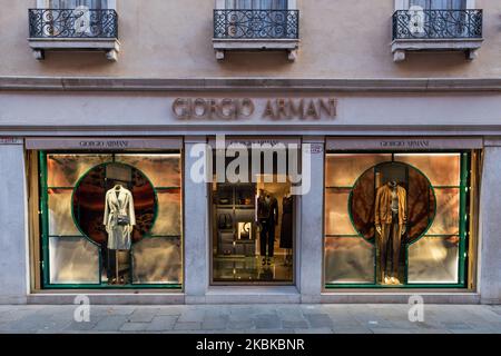 Le magasin Giorgio Armani à Venise, en Italie, sur 21 mars 2020, près de la place S.Mark. Tous les grands magasins de haute couture de Venise autour de la place S.Mark sont fermés en raison de l'urgence du coronavirus. (Photo de Giacomo Cosua/NurPhoto) Banque D'Images