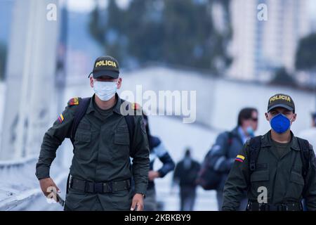 Les policiers portent un masque facial à Bogota, en Colombie, sur 21 mars 2020. Dans la simulation d'isolement obligatoire pour le week-end entre 21 mars et 23, comme mesure préventive contre la propagation du nouveau coronavirus, COVID-19 (photo de Daniel Garzon Herazo/NurPhoto) Banque D'Images