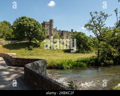 Haddon Hall, manoir médiéval datant du 11th siècle, Bakewell, Derbyshire, Royaume-Uni ; pont et rivière Wye en premier plan Banque D'Images