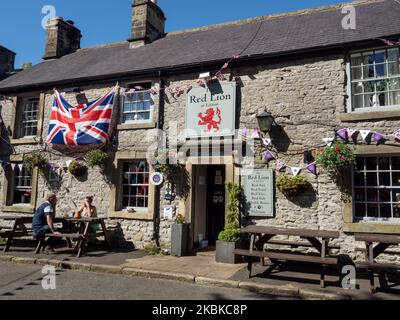 The Red Lion, pub traditionnel de campagne, dans le village de Litton, Peak District, Derbyshire, Royaume-Uni Banque D'Images